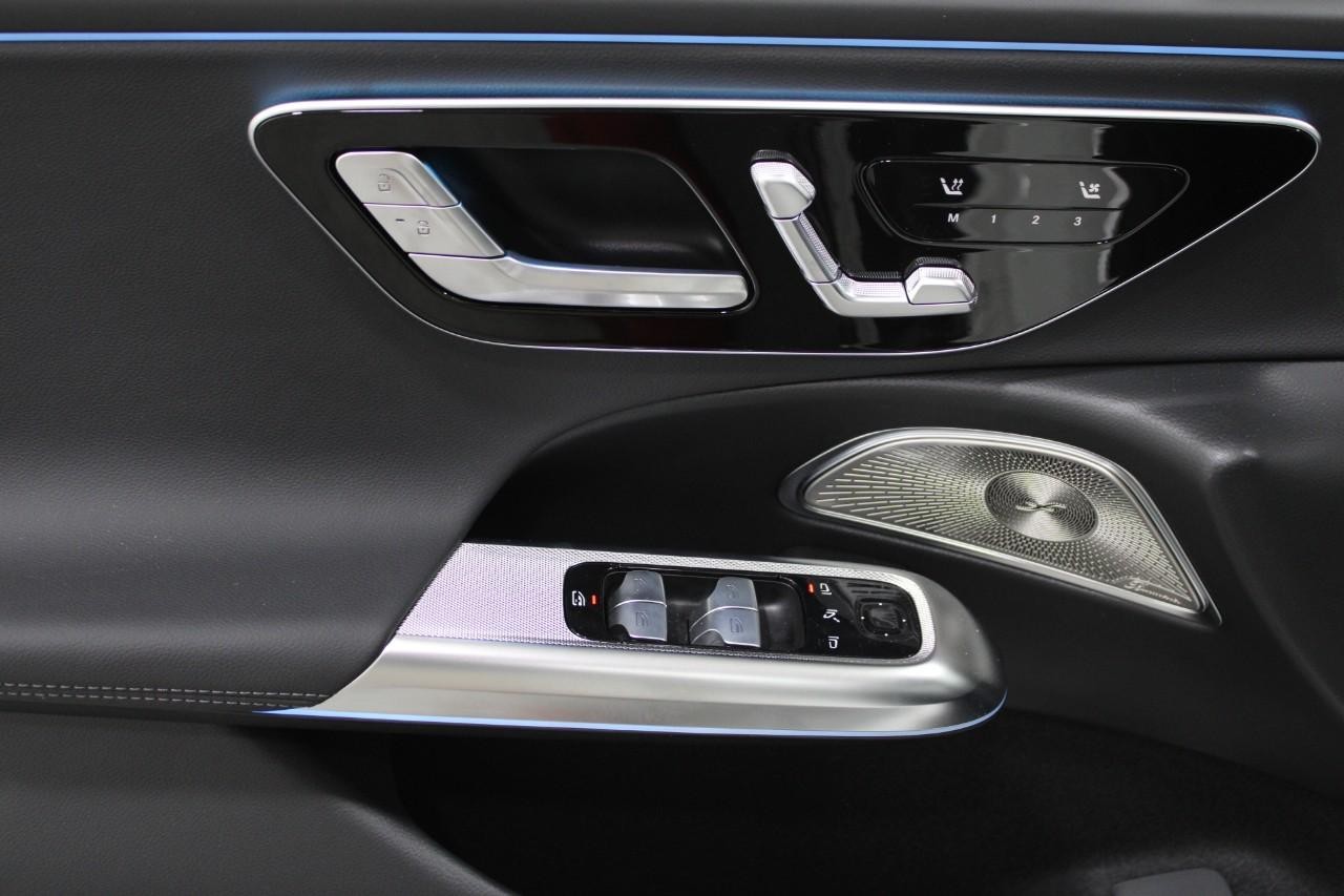 Mercedes-Benz E-Class Vehicle Full-screen Gallery Image 28