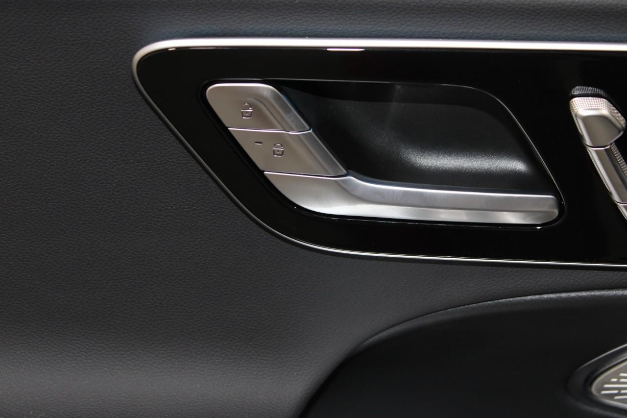 Mercedes-Benz E-Class Vehicle Full-screen Gallery Image 29