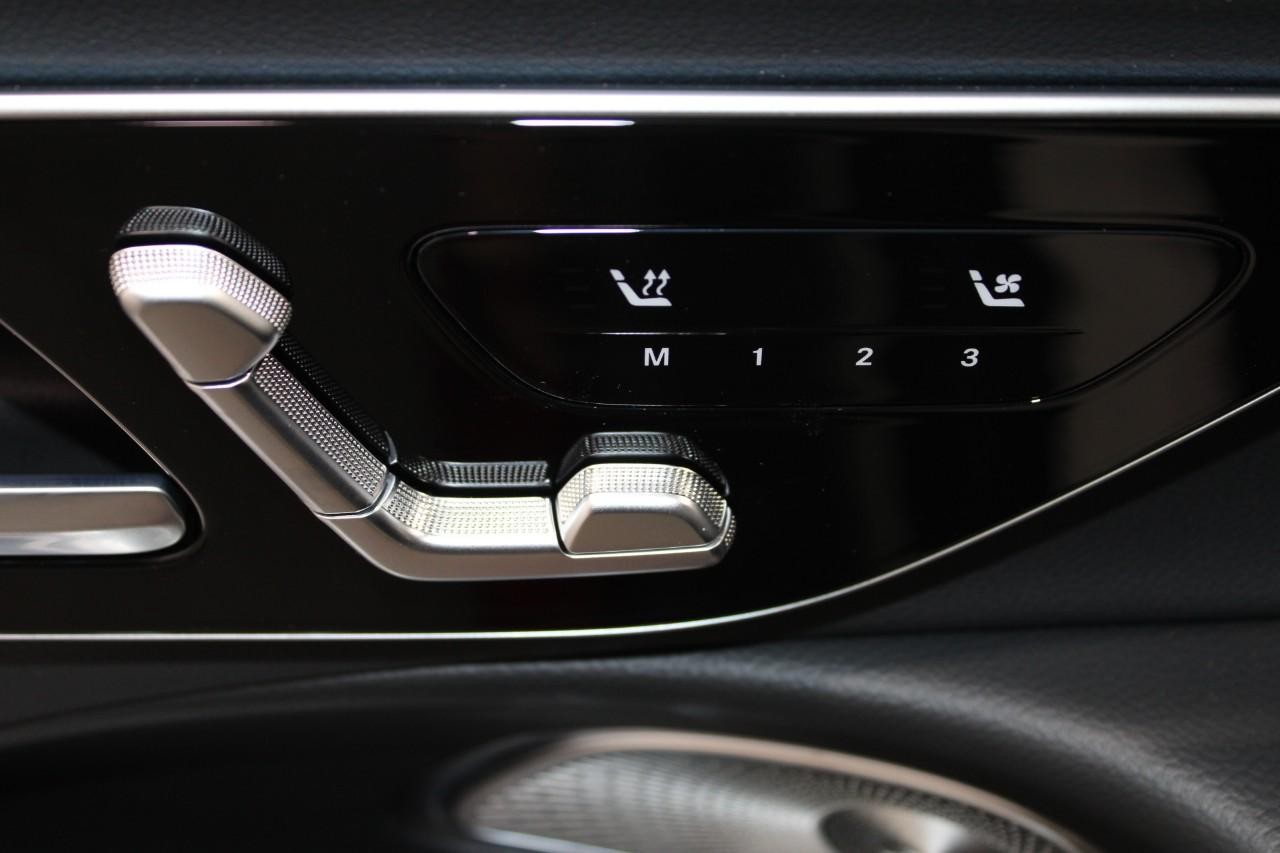 Mercedes-Benz E-Class Vehicle Full-screen Gallery Image 30