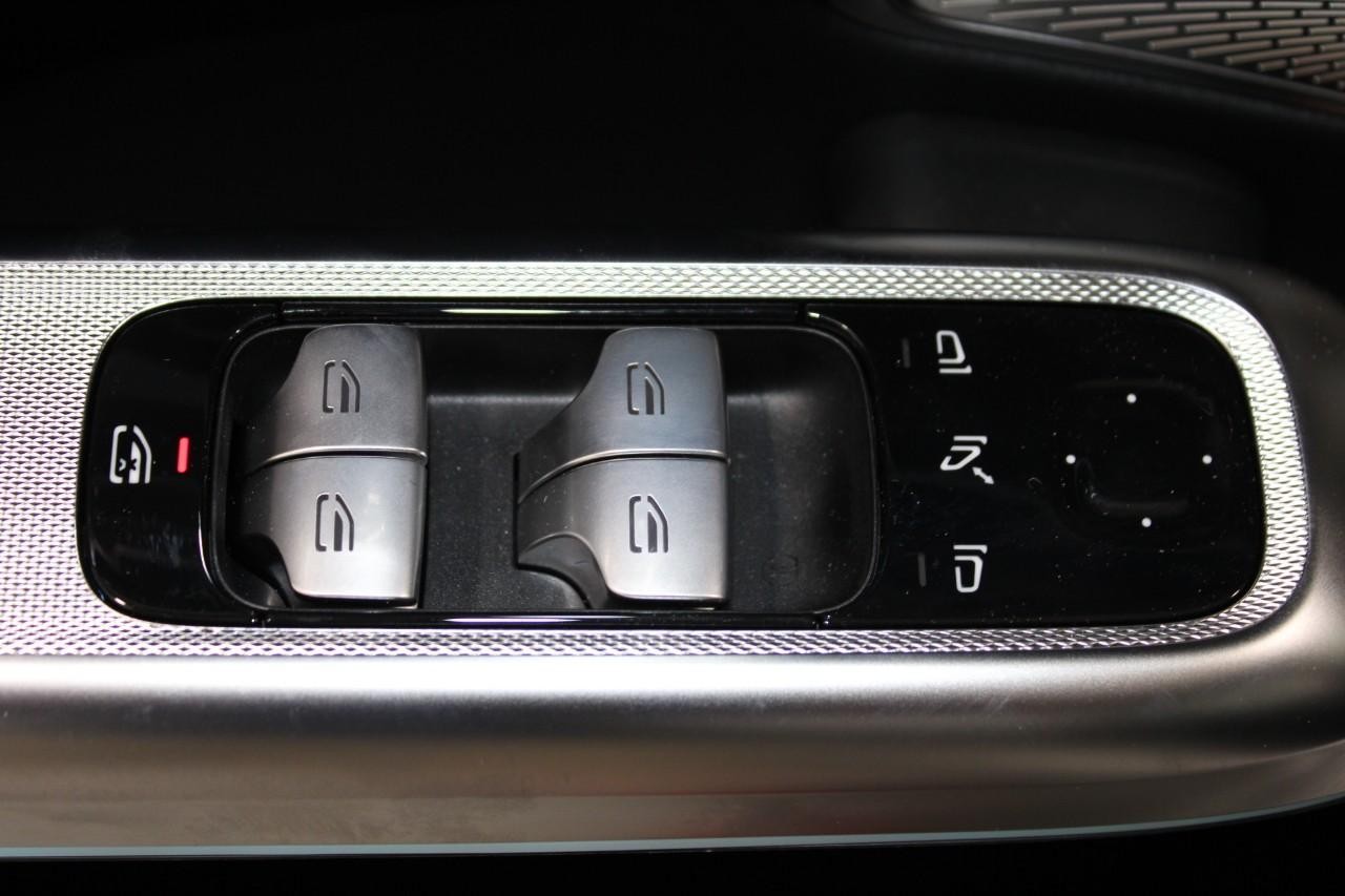 Mercedes-Benz E-Class Vehicle Full-screen Gallery Image 31