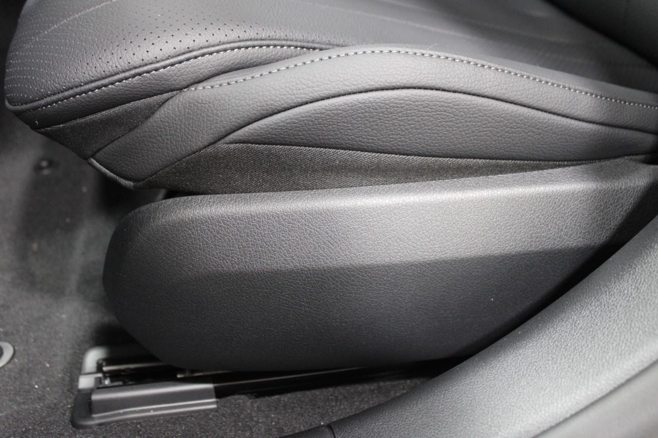 Mercedes-Benz E-Class Vehicle Full-screen Gallery Image 32