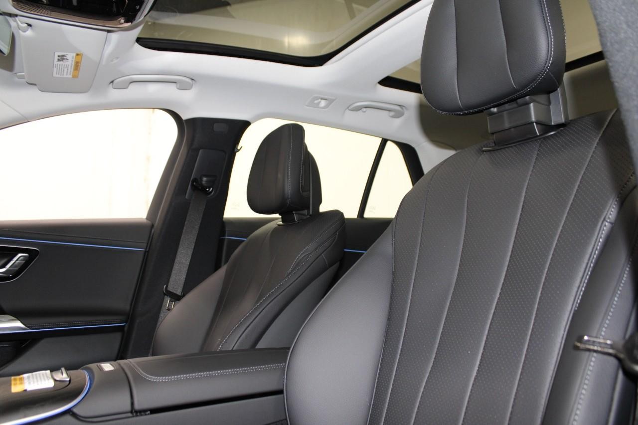 Mercedes-Benz E-Class Vehicle Full-screen Gallery Image 33