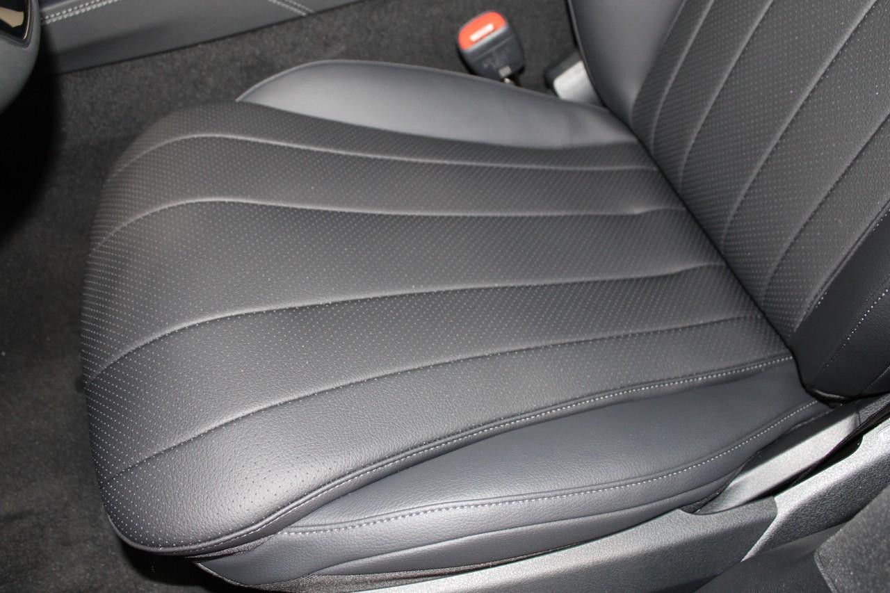 Mercedes-Benz E-Class Vehicle Full-screen Gallery Image 34