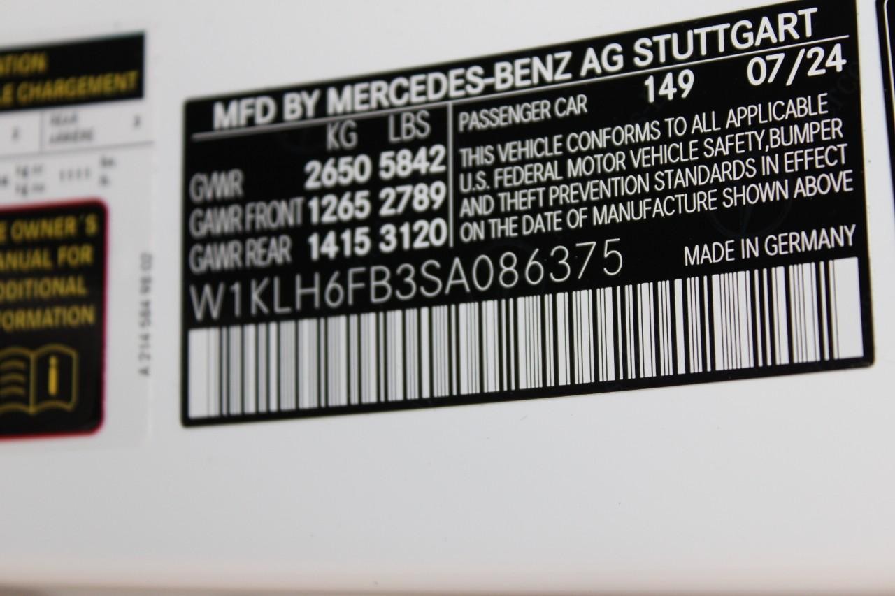 Mercedes-Benz E-Class Vehicle Full-screen Gallery Image 35