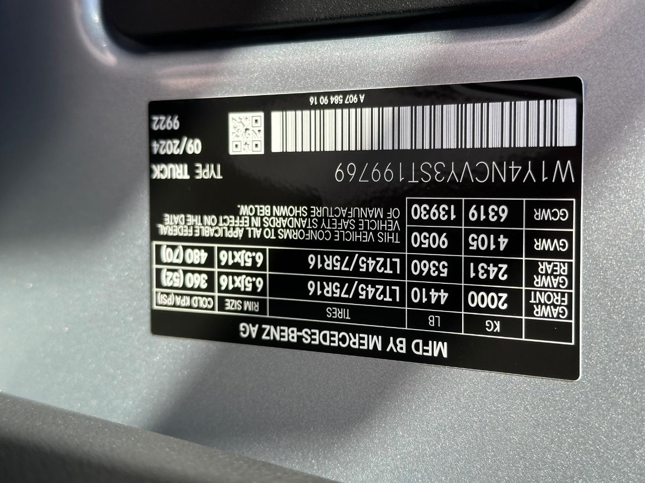 Mercedes-Benz Sprinter Cargo Van Vehicle Full-screen Gallery Image 32