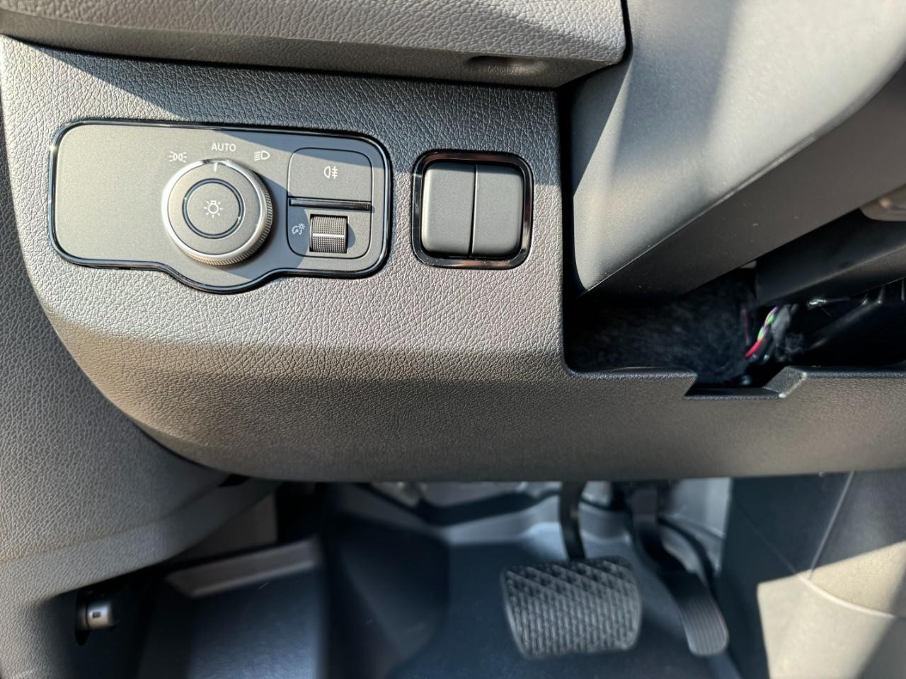 Mercedes-Benz Sprinter Cargo Van Vehicle Full-screen Gallery Image 25