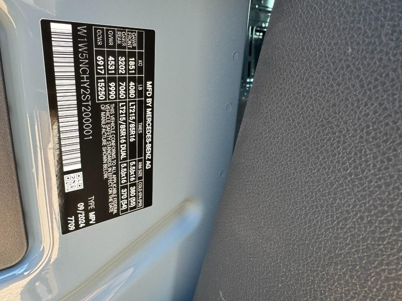 Mercedes-Benz Sprinter Cargo Van Vehicle Full-screen Gallery Image 31