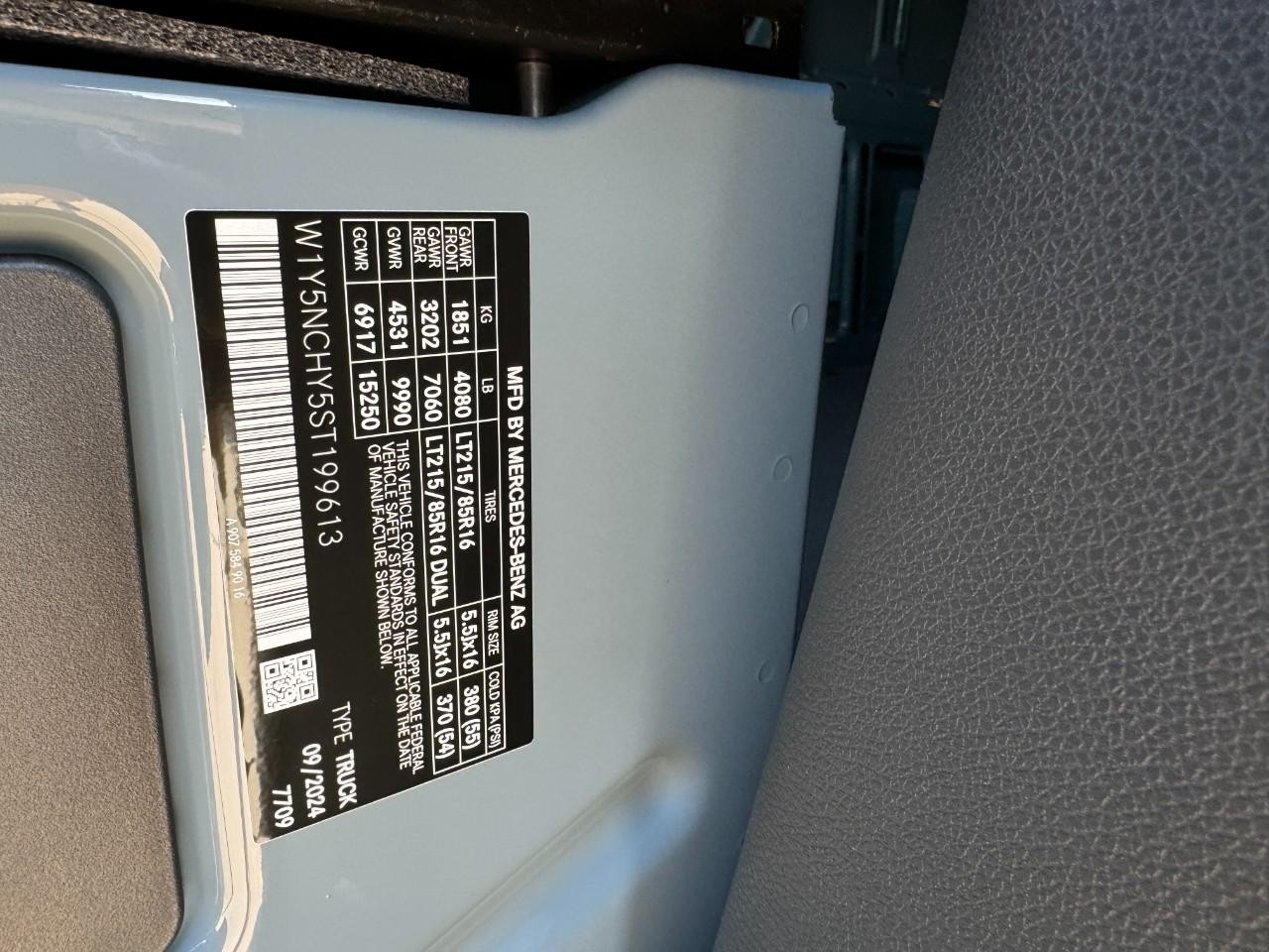 Mercedes-Benz Sprinter Cargo Van Vehicle Full-screen Gallery Image 31