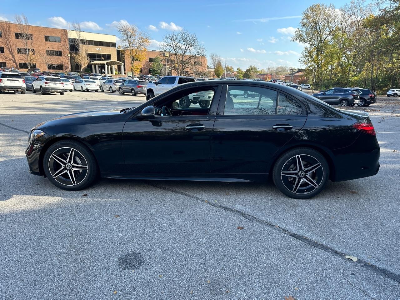 Mercedes-Benz C-Class Vehicle Full-screen Gallery Image 2