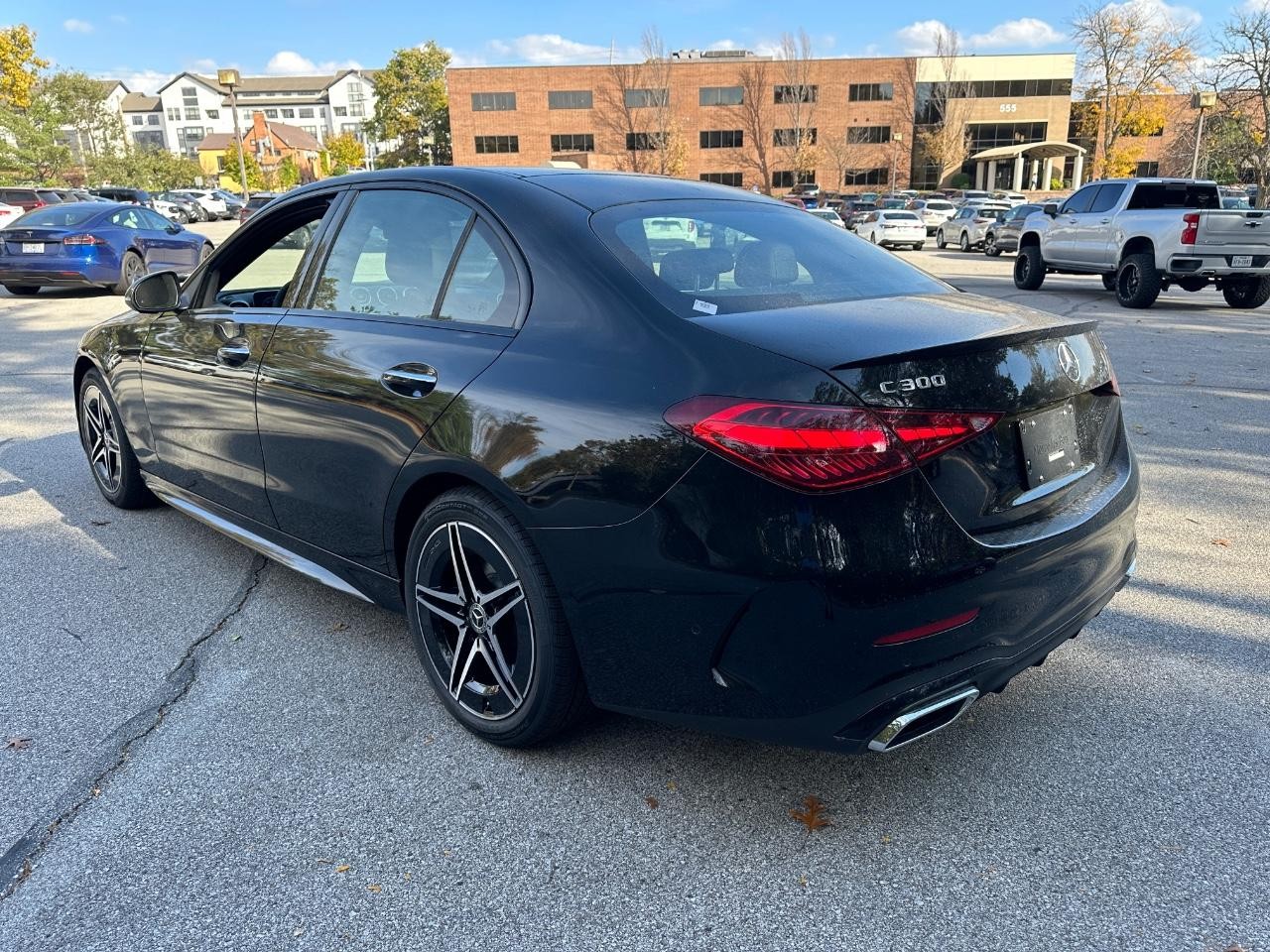 Mercedes-Benz C-Class Vehicle Full-screen Gallery Image 3