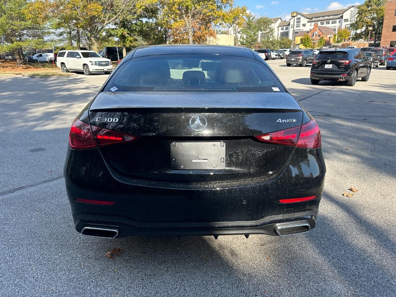 Mercedes-Benz C-Class Vehicle Full-screen Gallery Image 4