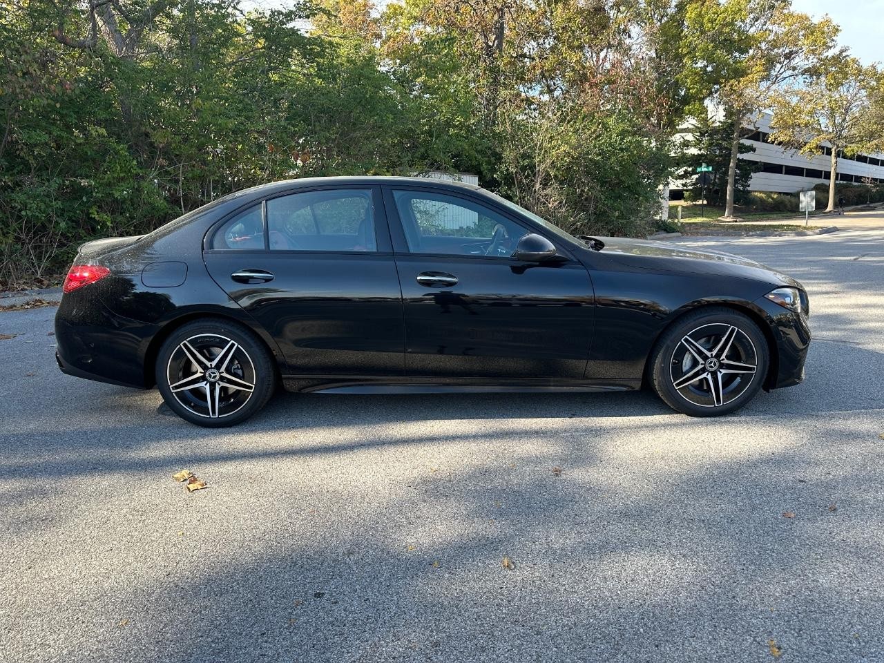 Mercedes-Benz C-Class Vehicle Full-screen Gallery Image 7