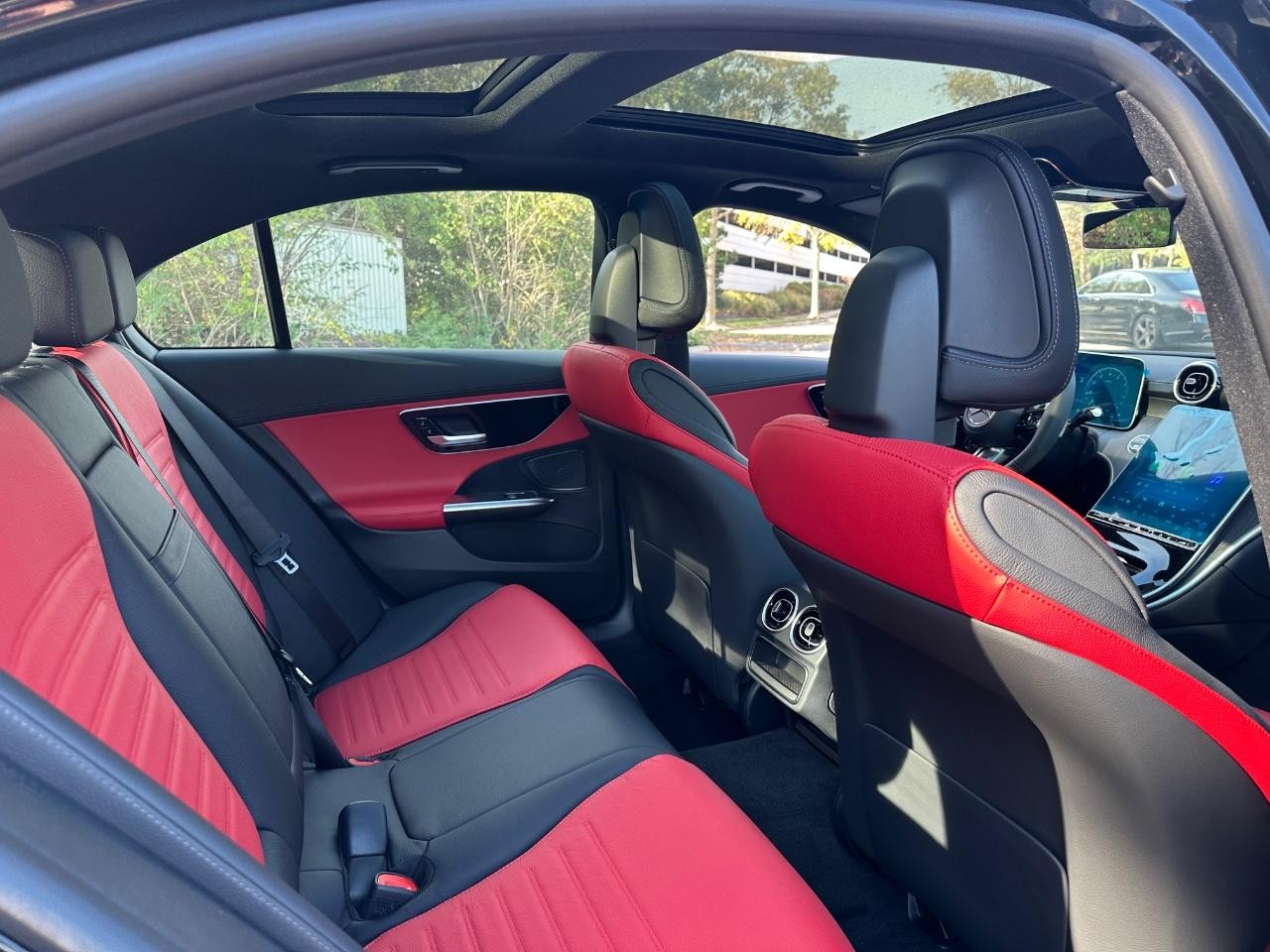 Mercedes-Benz C-Class Vehicle Full-screen Gallery Image 10