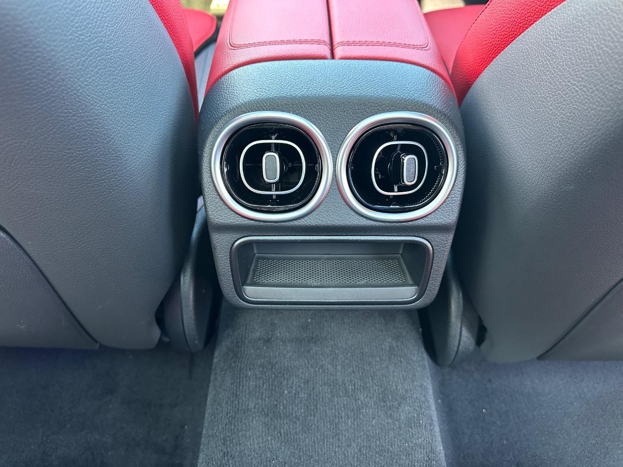 Mercedes-Benz C-Class Vehicle Full-screen Gallery Image 11