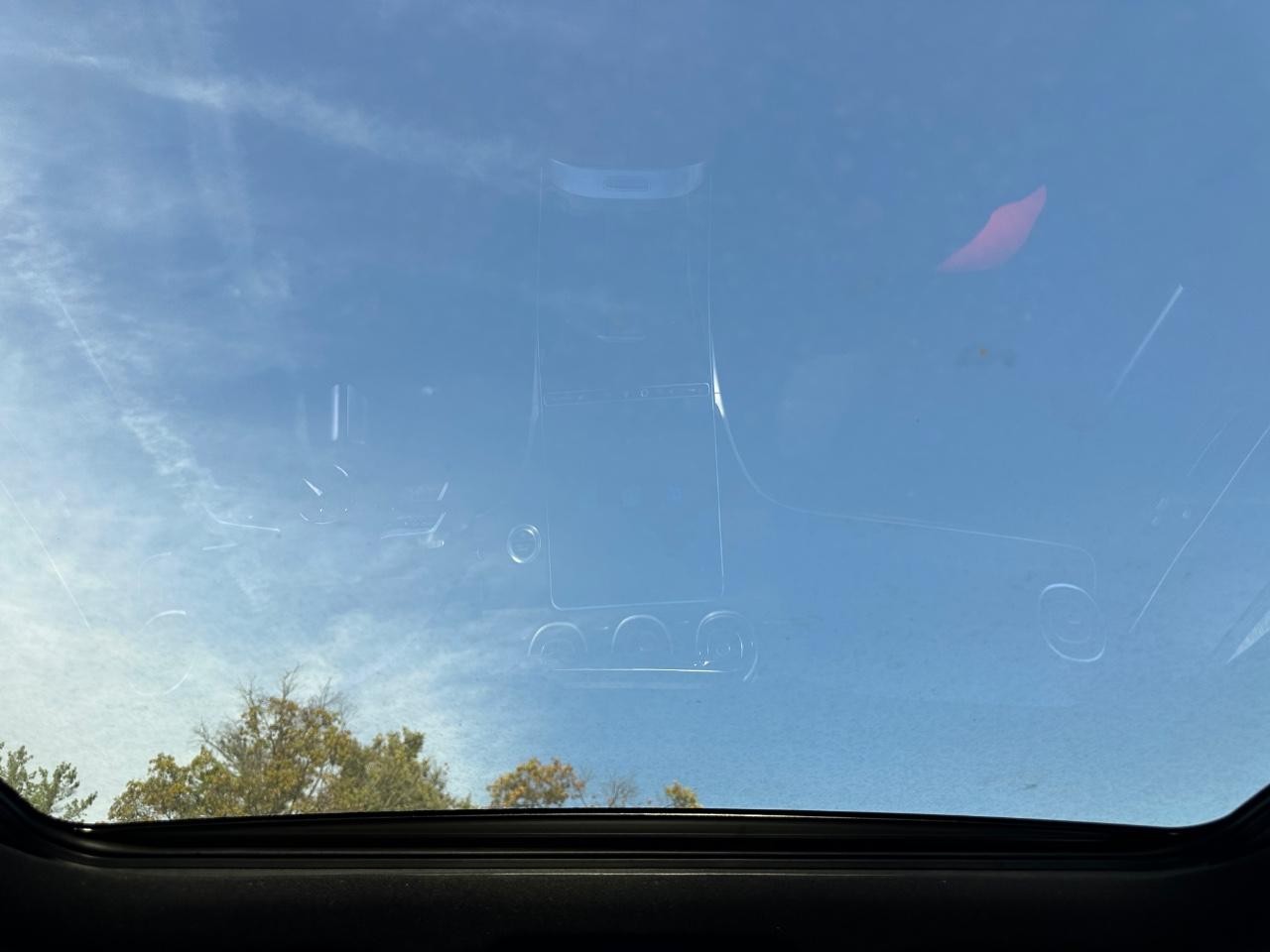 Mercedes-Benz C-Class Vehicle Full-screen Gallery Image 12