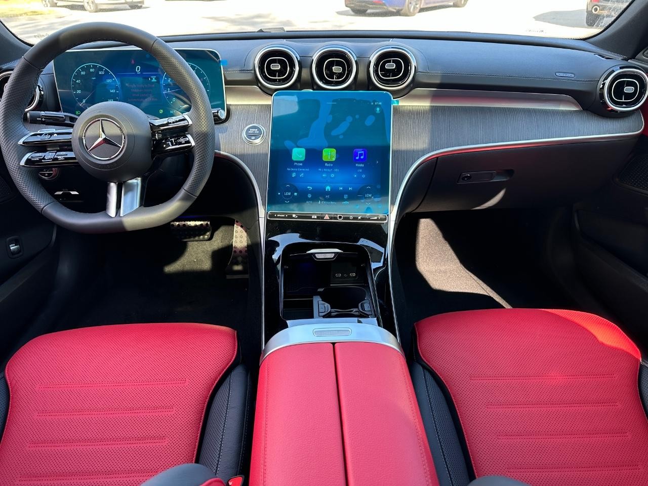 Mercedes-Benz C-Class Vehicle Full-screen Gallery Image 13