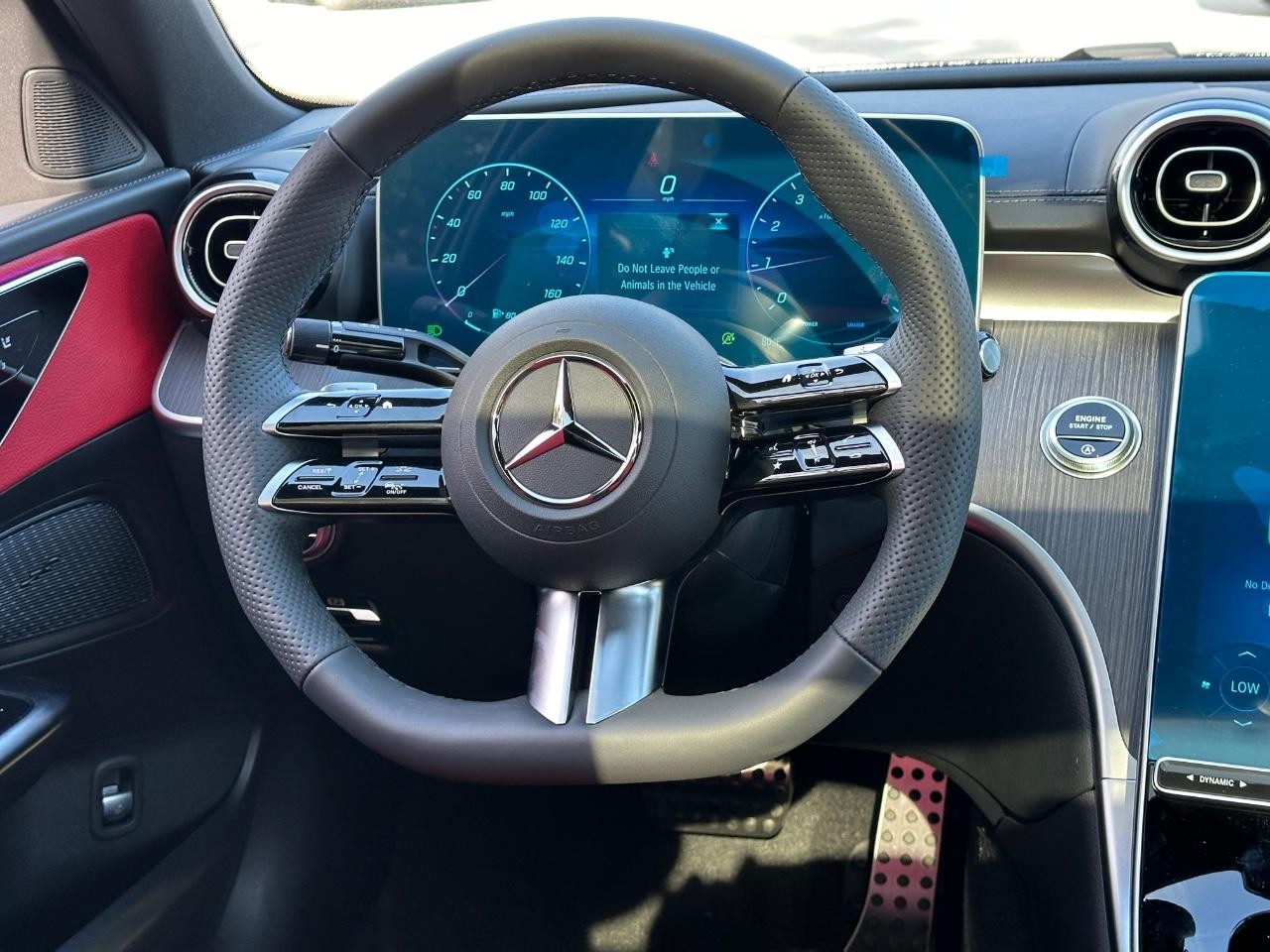 Mercedes-Benz C-Class Vehicle Full-screen Gallery Image 14