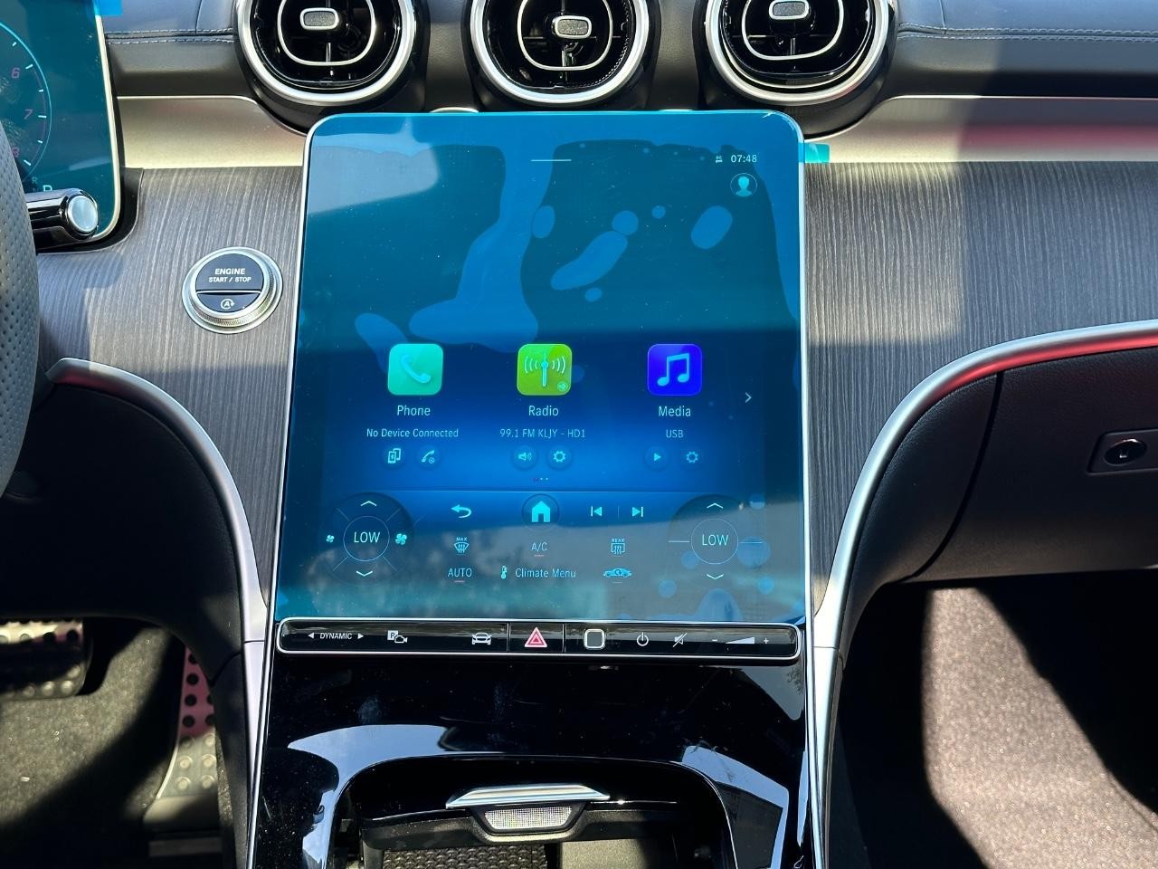 Mercedes-Benz C-Class Vehicle Full-screen Gallery Image 15