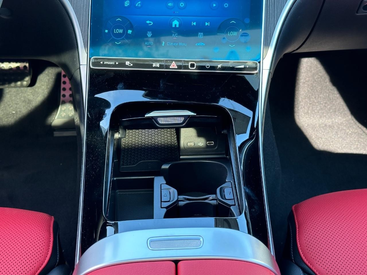 Mercedes-Benz C-Class Vehicle Full-screen Gallery Image 16