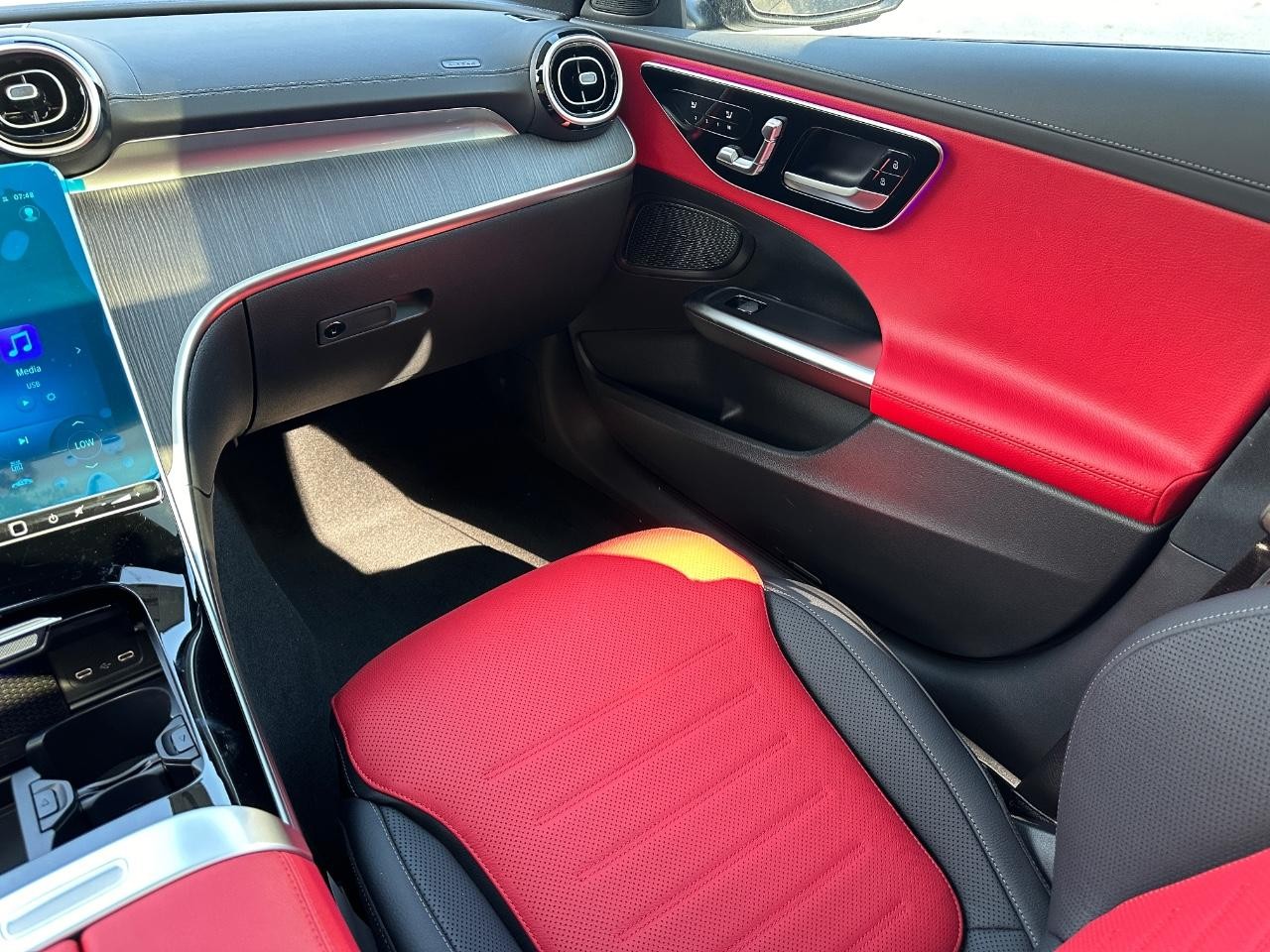 Mercedes-Benz C-Class Vehicle Full-screen Gallery Image 17