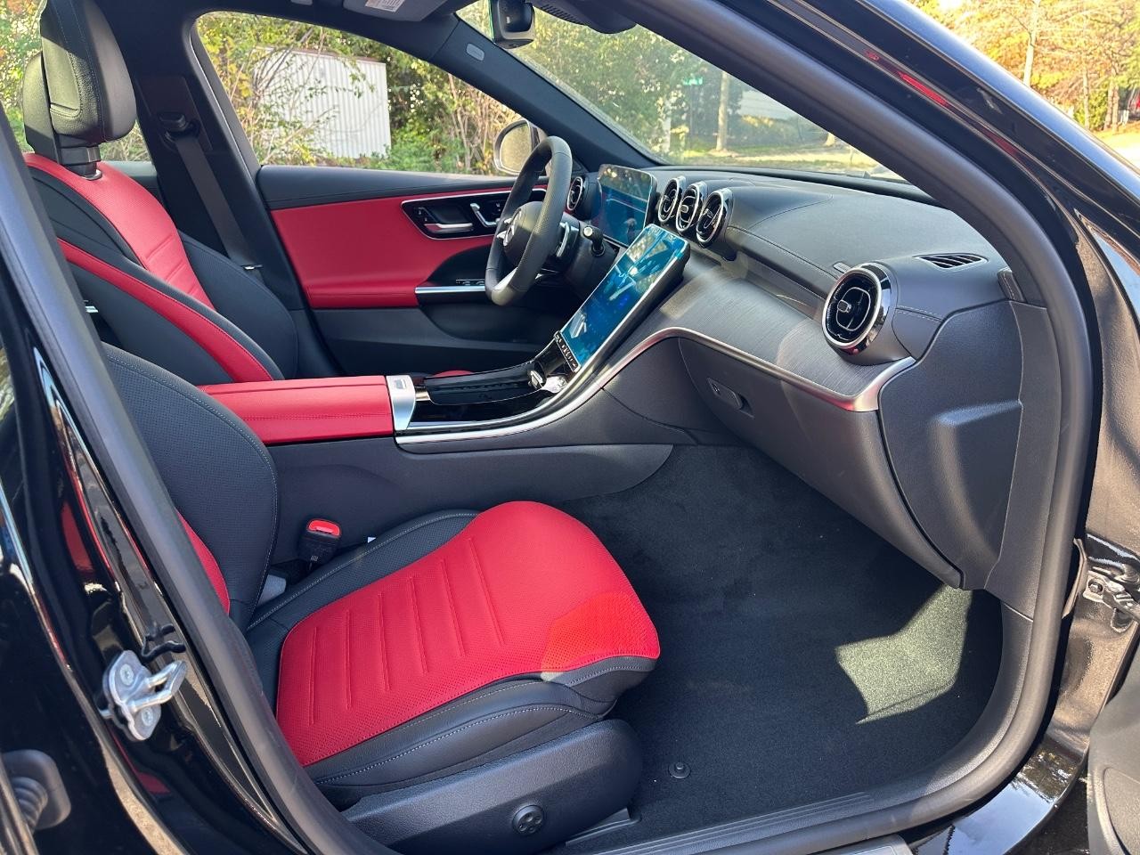 Mercedes-Benz C-Class Vehicle Full-screen Gallery Image 18