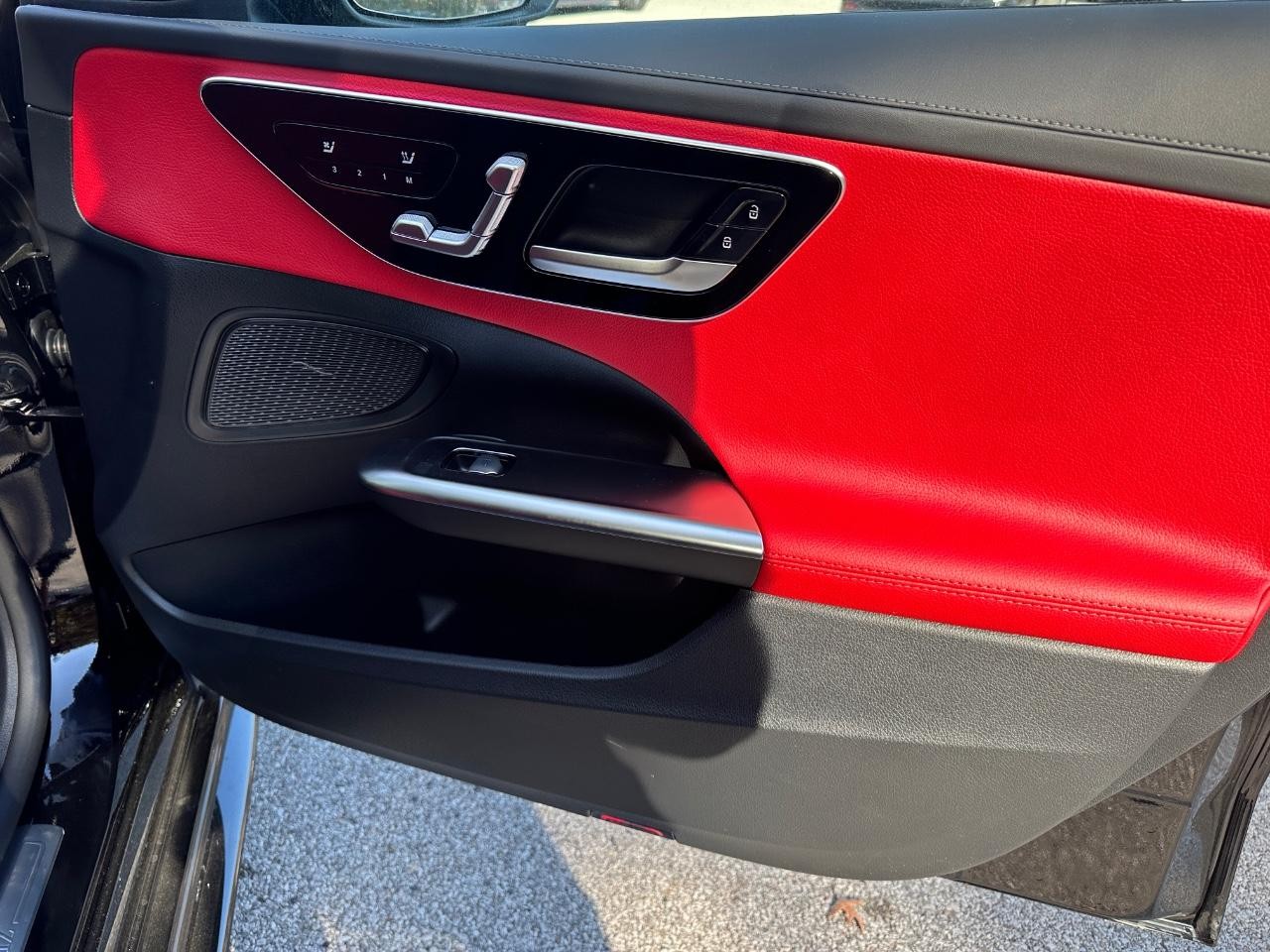 Mercedes-Benz C-Class Vehicle Full-screen Gallery Image 19