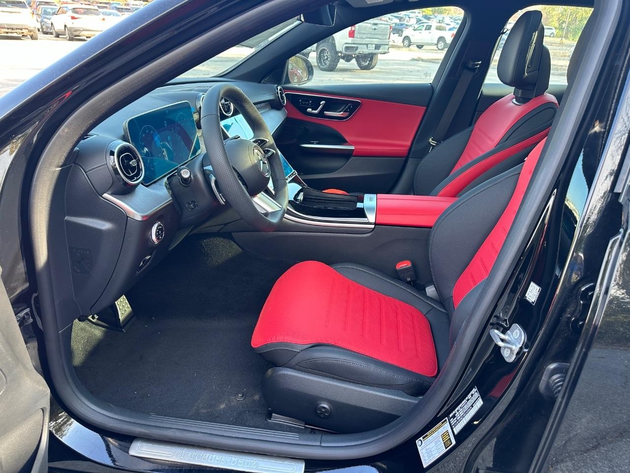 Mercedes-Benz C-Class Vehicle Full-screen Gallery Image 20