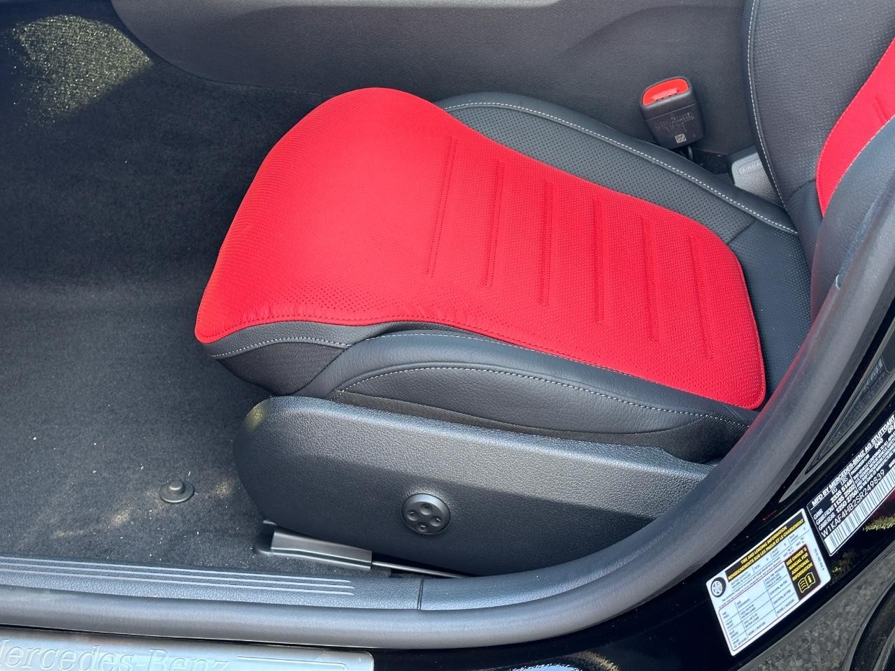 Mercedes-Benz C-Class Vehicle Full-screen Gallery Image 21