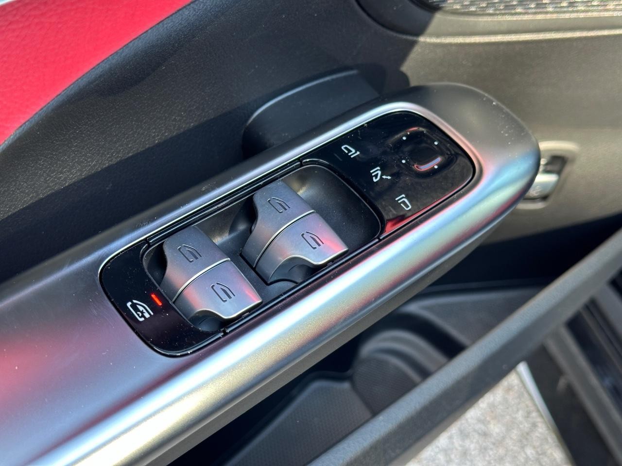 Mercedes-Benz C-Class Vehicle Full-screen Gallery Image 22