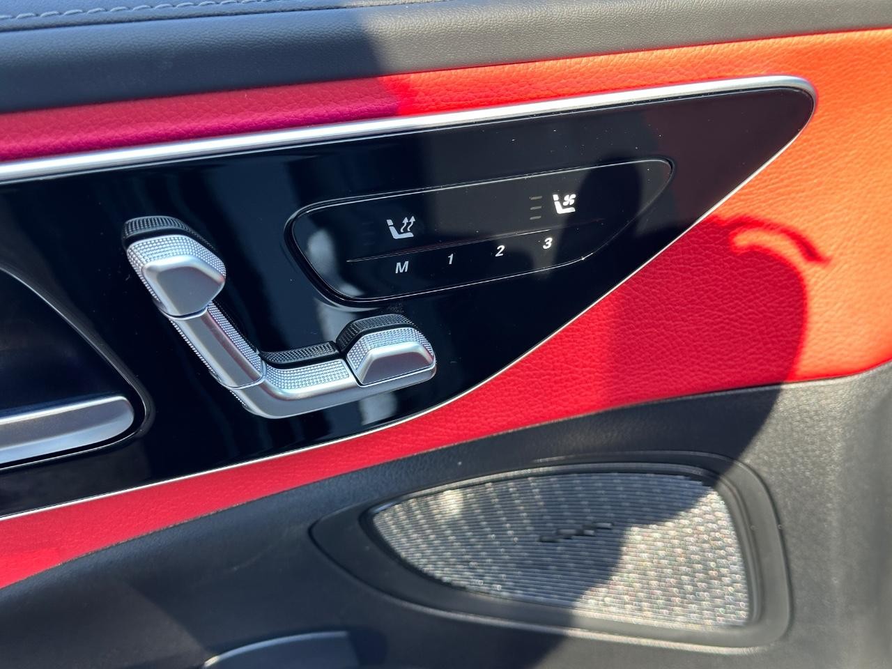 Mercedes-Benz C-Class Vehicle Full-screen Gallery Image 23