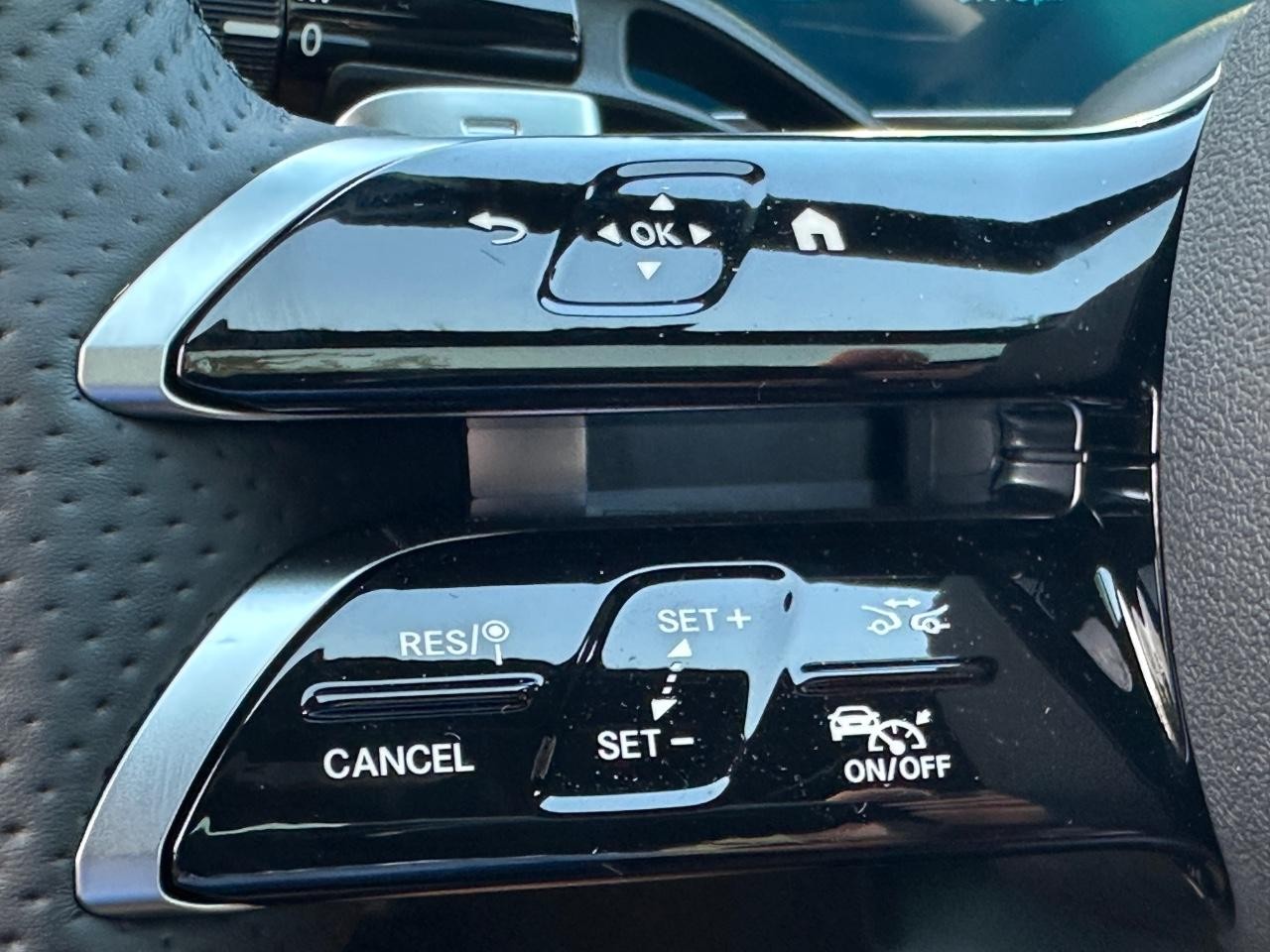 Mercedes-Benz C-Class Vehicle Full-screen Gallery Image 24