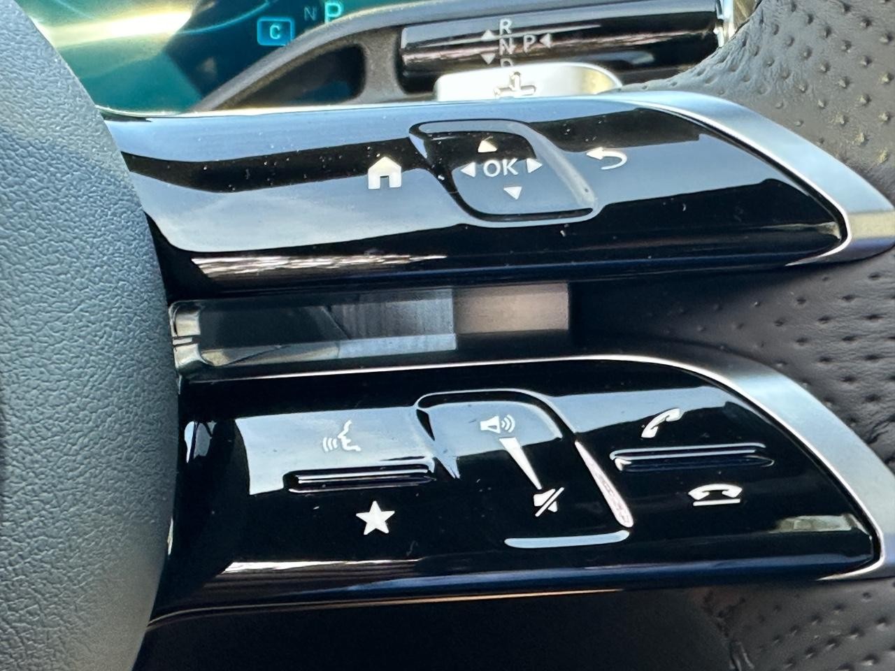 Mercedes-Benz C-Class Vehicle Full-screen Gallery Image 25