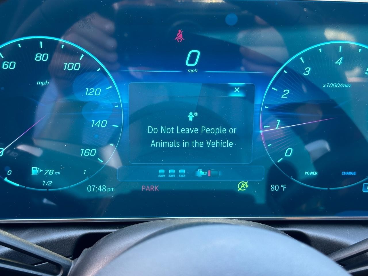 Mercedes-Benz C-Class Vehicle Full-screen Gallery Image 26