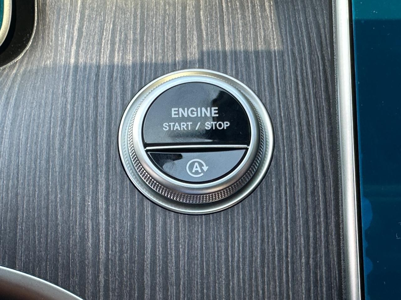 Mercedes-Benz C-Class Vehicle Full-screen Gallery Image 27