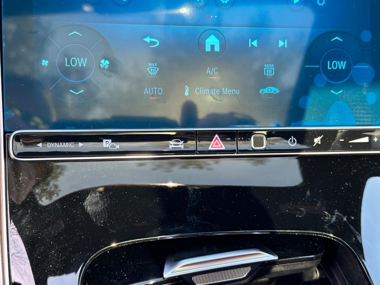 Mercedes-Benz C-Class Vehicle Full-screen Gallery Image 28