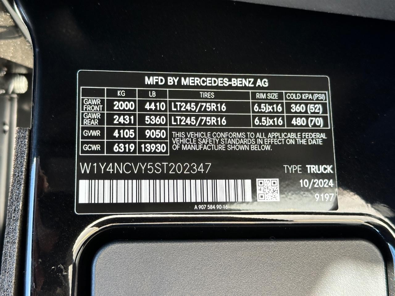 Mercedes-Benz Sprinter Cargo Van Vehicle Full-screen Gallery Image 33