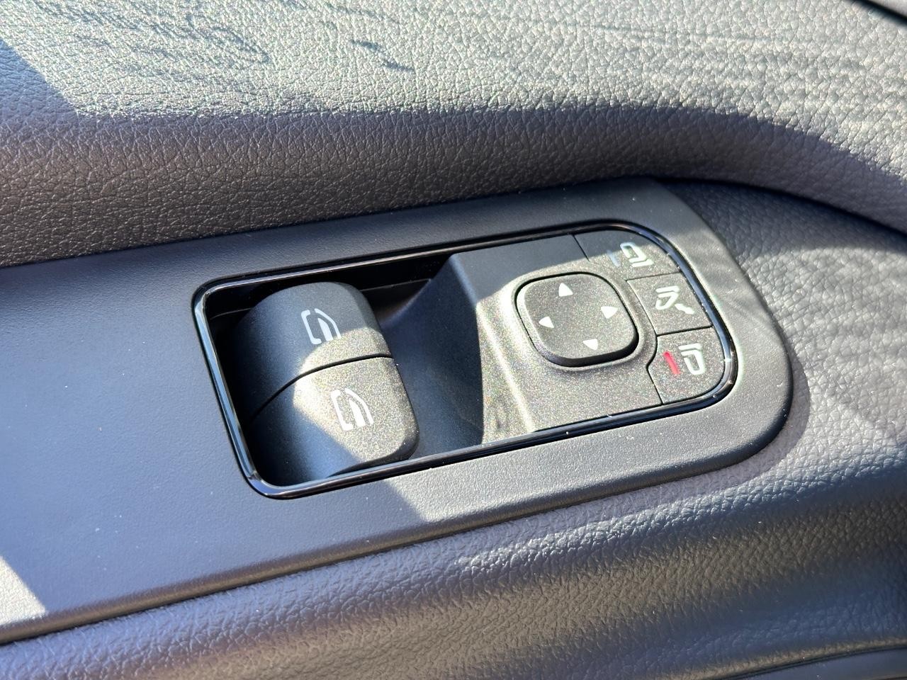 Mercedes-Benz Sprinter Cargo Van Vehicle Full-screen Gallery Image 31