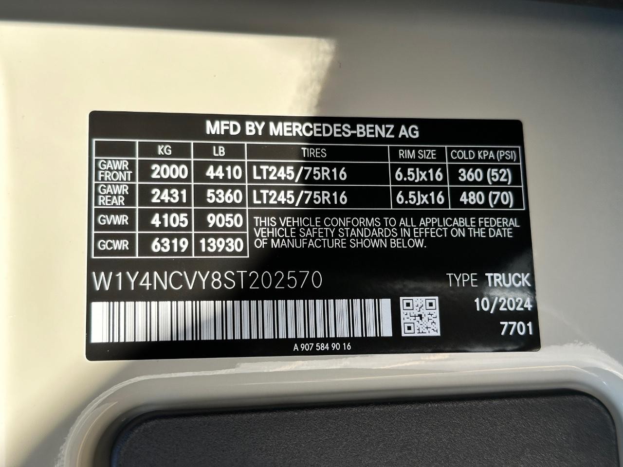 Mercedes-Benz Sprinter Cargo Van Vehicle Full-screen Gallery Image 35