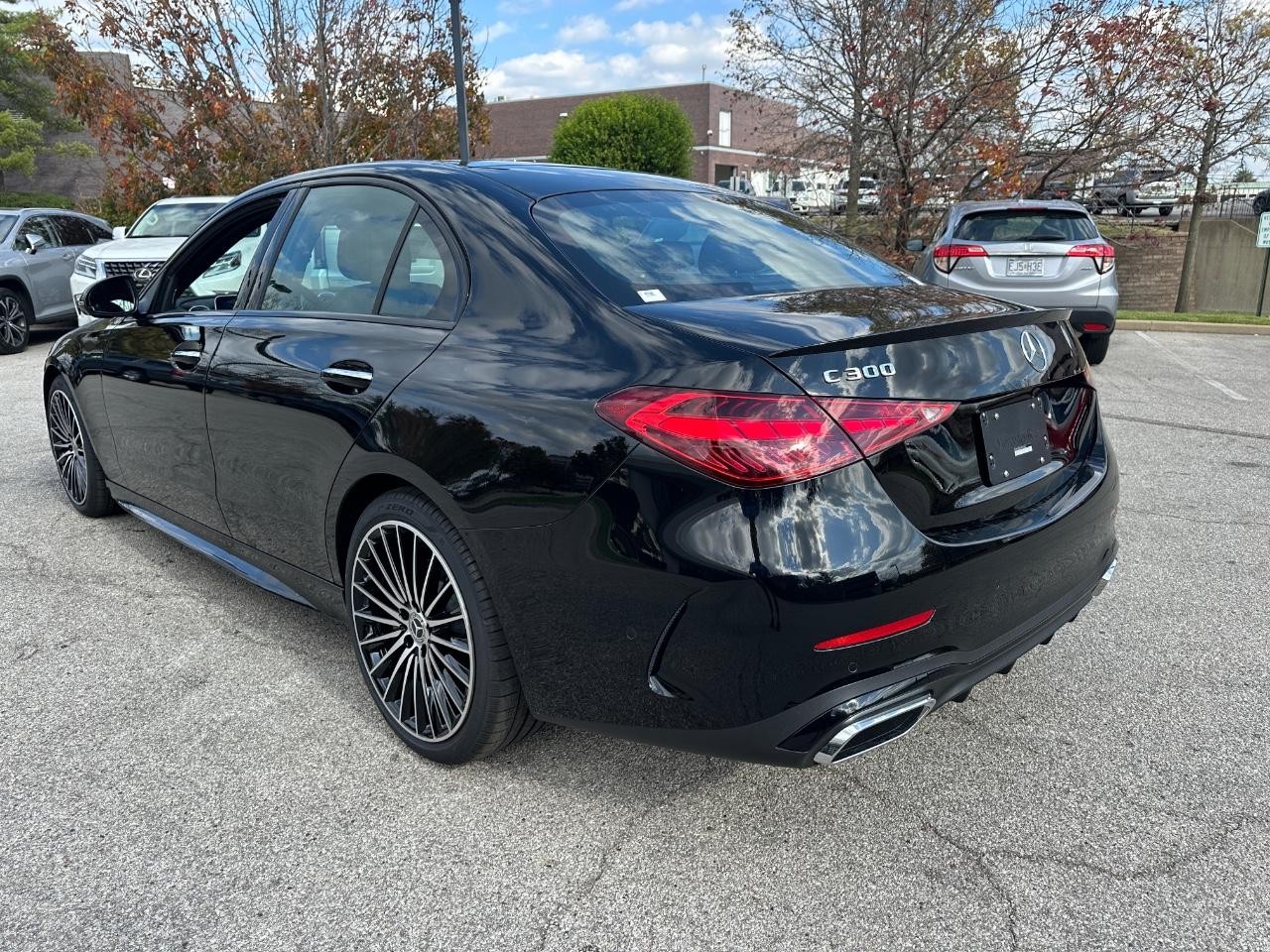 Mercedes-Benz C-Class Vehicle Full-screen Gallery Image 5