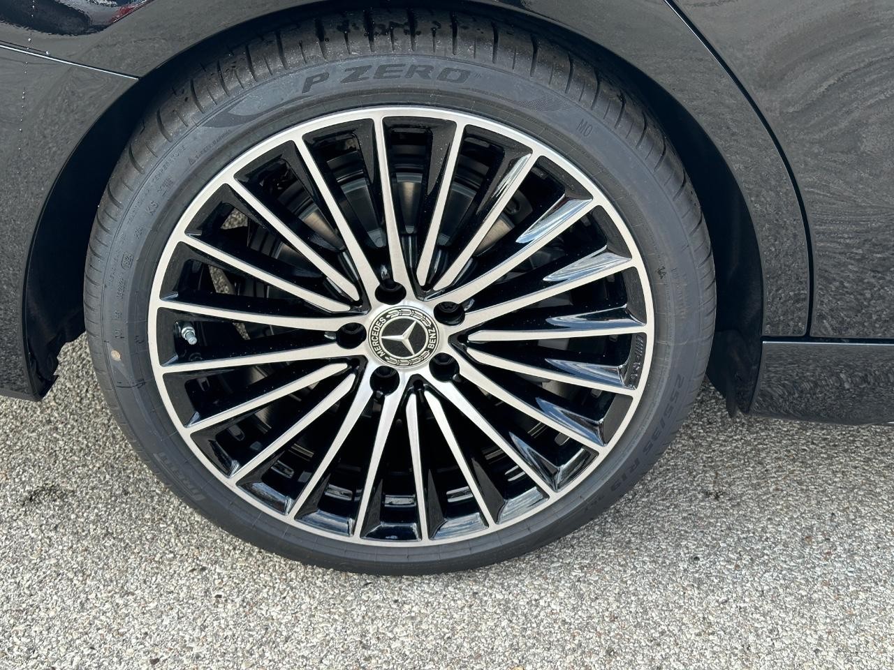 Mercedes-Benz C-Class Vehicle Full-screen Gallery Image 9