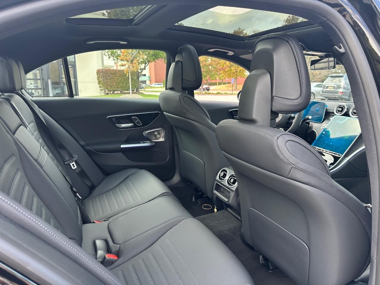 Mercedes-Benz C-Class Vehicle Full-screen Gallery Image 10