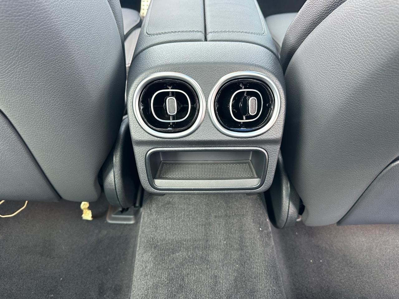 Mercedes-Benz C-Class Vehicle Full-screen Gallery Image 11