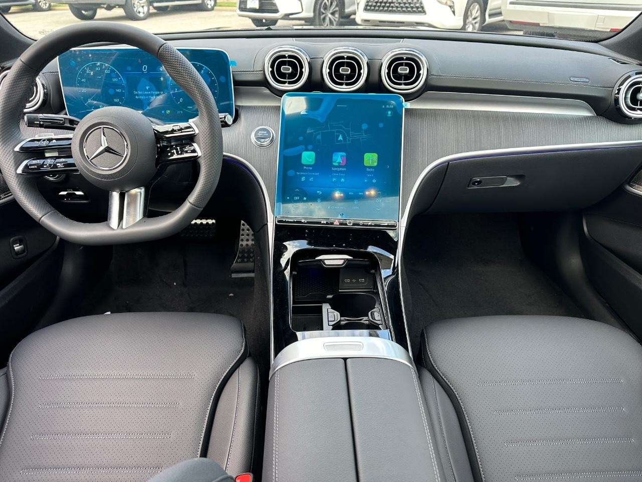 Mercedes-Benz C-Class Vehicle Full-screen Gallery Image 13