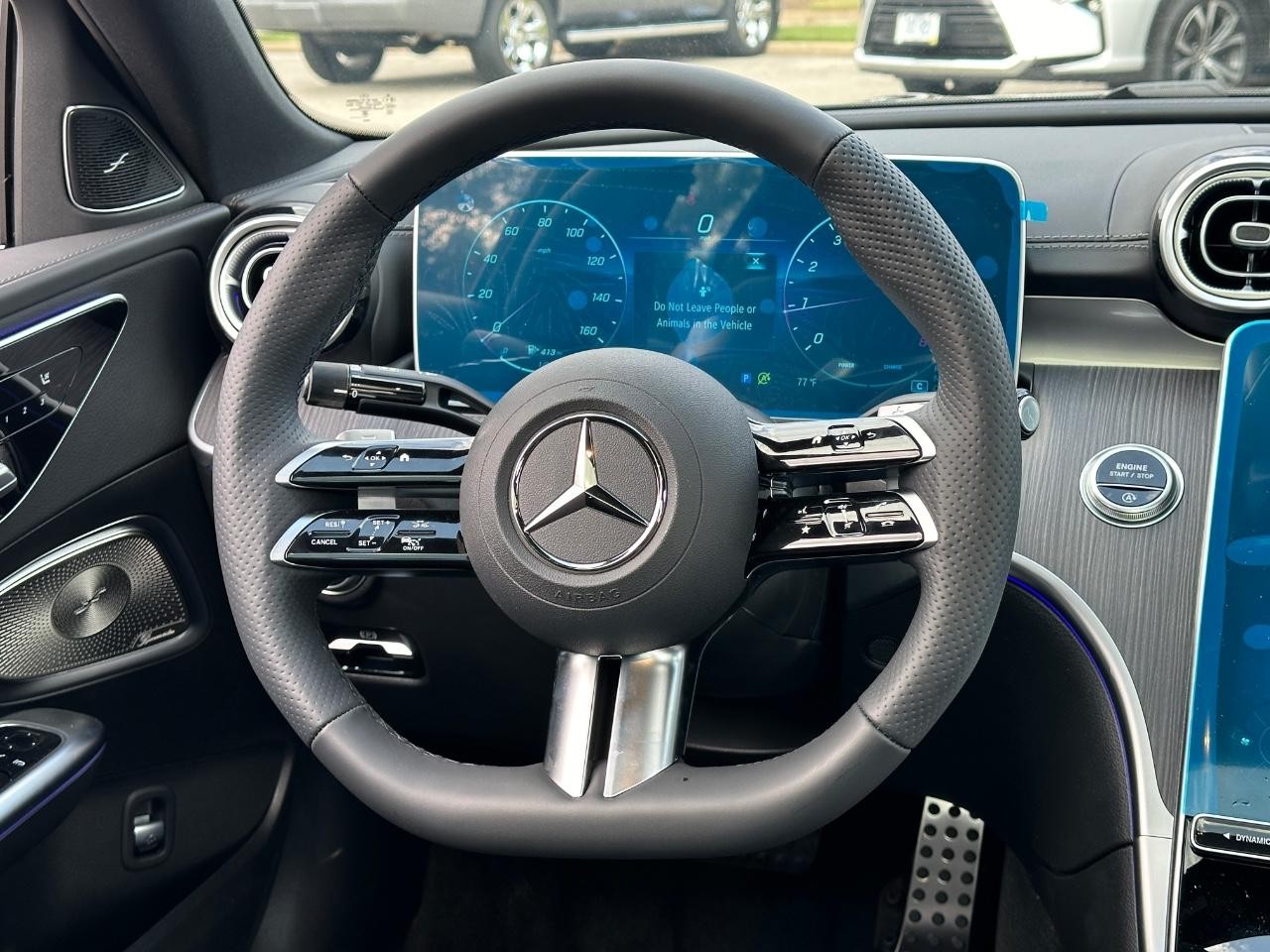 Mercedes-Benz C-Class Vehicle Full-screen Gallery Image 14