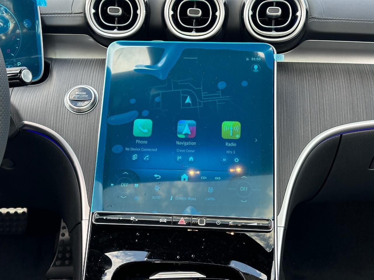 Mercedes-Benz C-Class Vehicle Full-screen Gallery Image 15