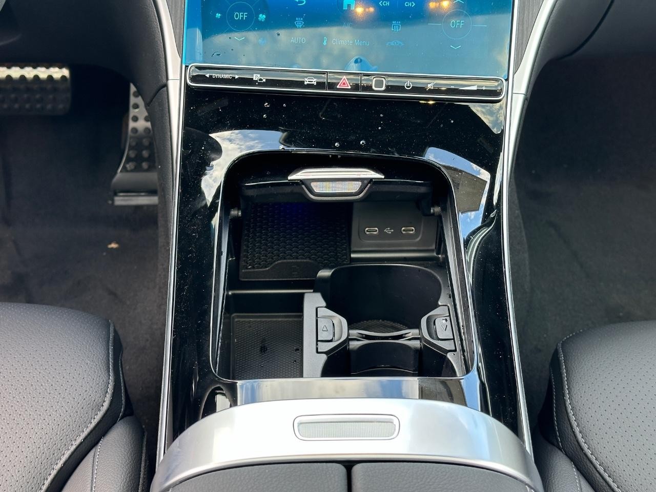 Mercedes-Benz C-Class Vehicle Full-screen Gallery Image 16