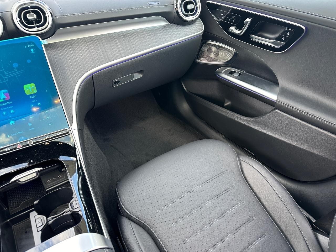 Mercedes-Benz C-Class Vehicle Full-screen Gallery Image 17