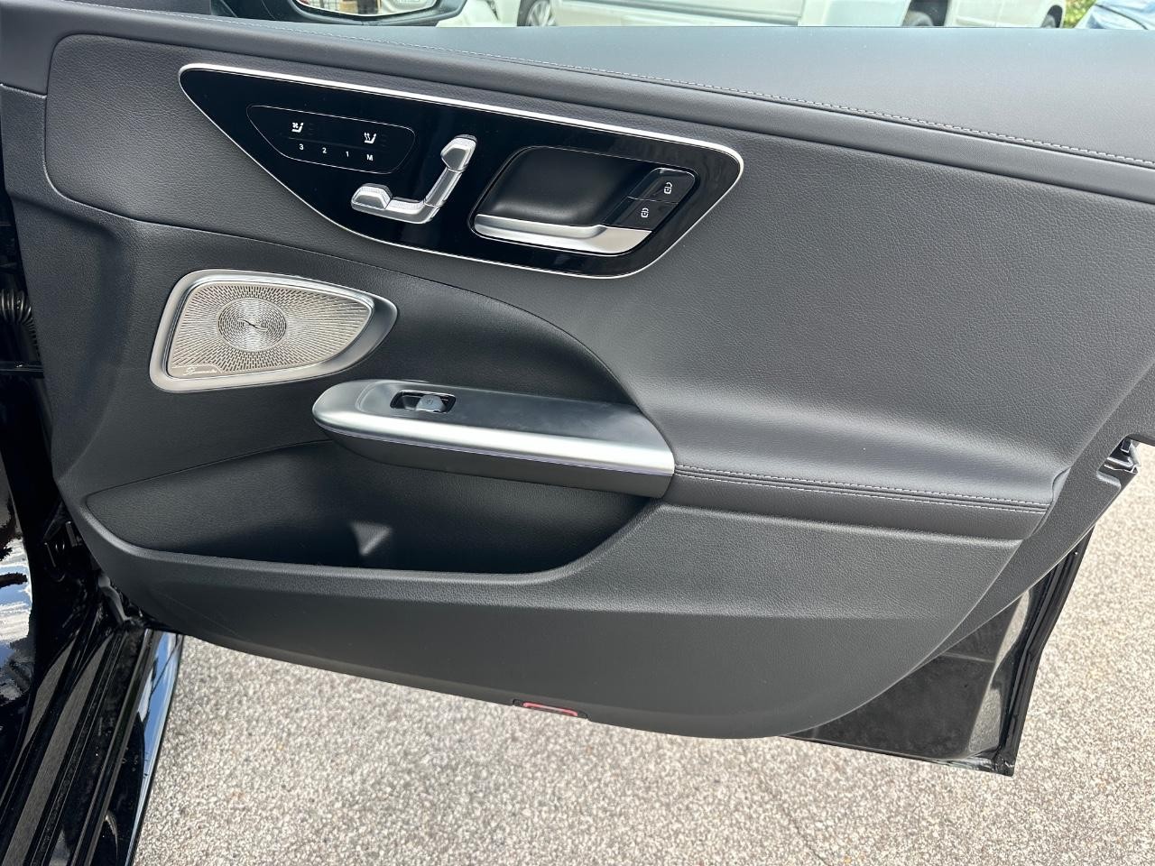 Mercedes-Benz C-Class Vehicle Full-screen Gallery Image 18