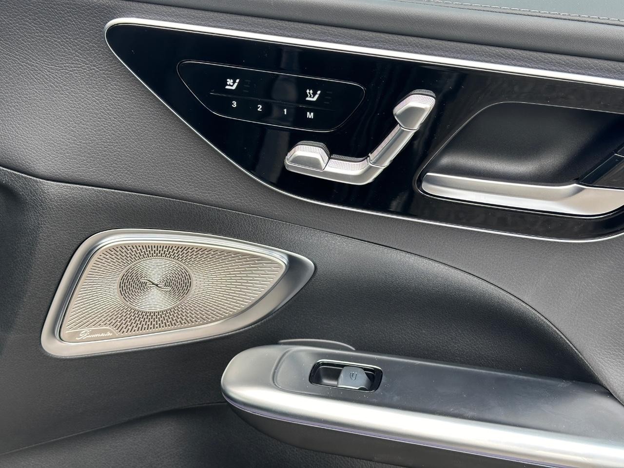 Mercedes-Benz C-Class Vehicle Full-screen Gallery Image 19