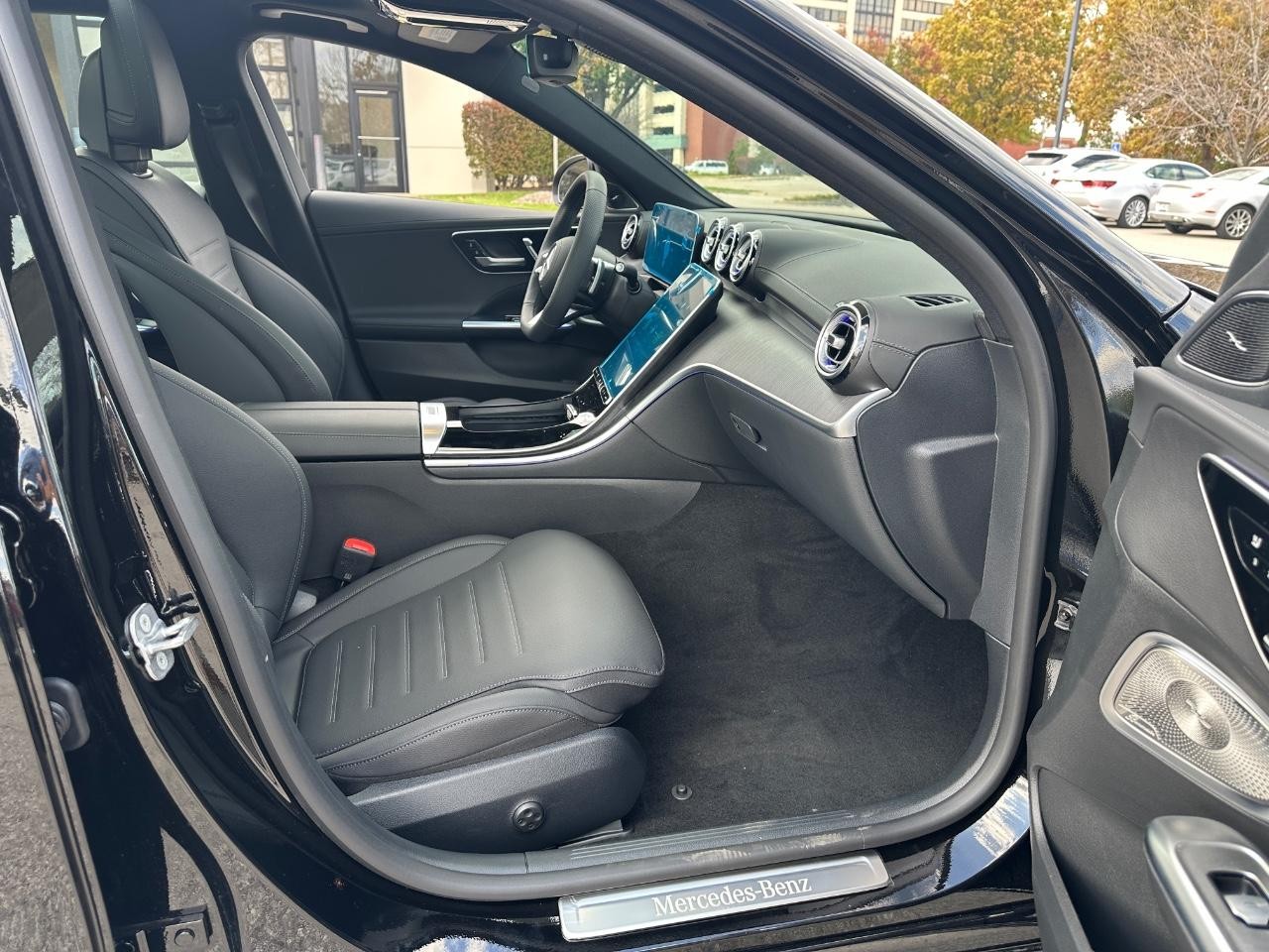 Mercedes-Benz C-Class Vehicle Full-screen Gallery Image 20